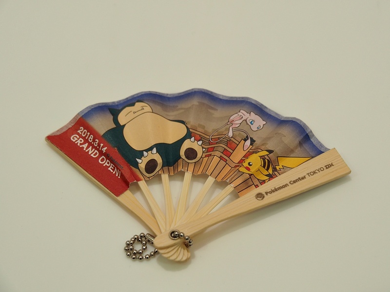 購入額5,000円ごとに、カビゴンが描かれたこの「特製ミニ扇子」が1本プレゼントされる。これまた「和」のテイストを重視したポケモンセンタートウキョーDXらしいアイテムだ
