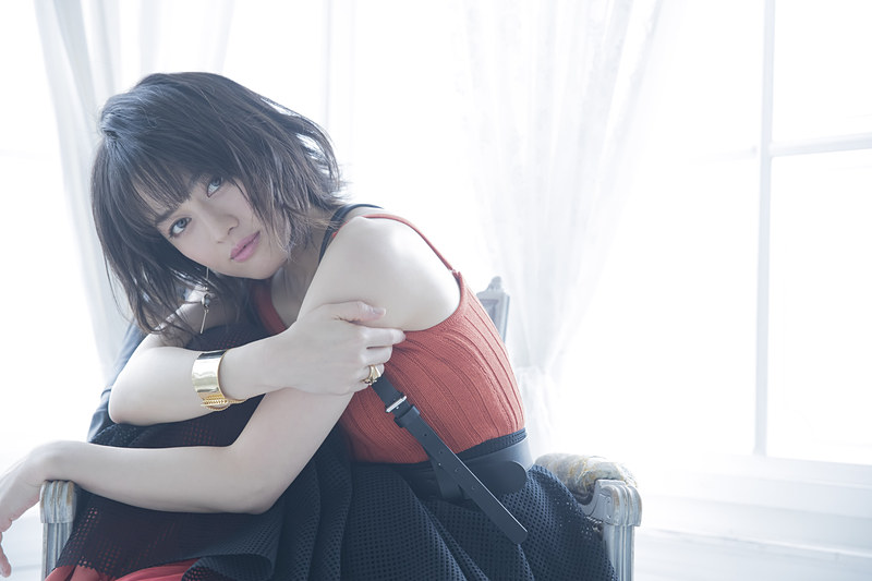 テーマソングを担当する山田タマルさん。2006年資生堂〈マキアージュ〉タイアップ曲「My Brand New Eden」でメジャーデビュー。以降、アルバムリリースやLIVE活動と共に、TV・ラジオの番組テーマ曲やコマーシャル曲、舞台や映画の音楽監修も務め、女優としても舞台やドラマで活躍中