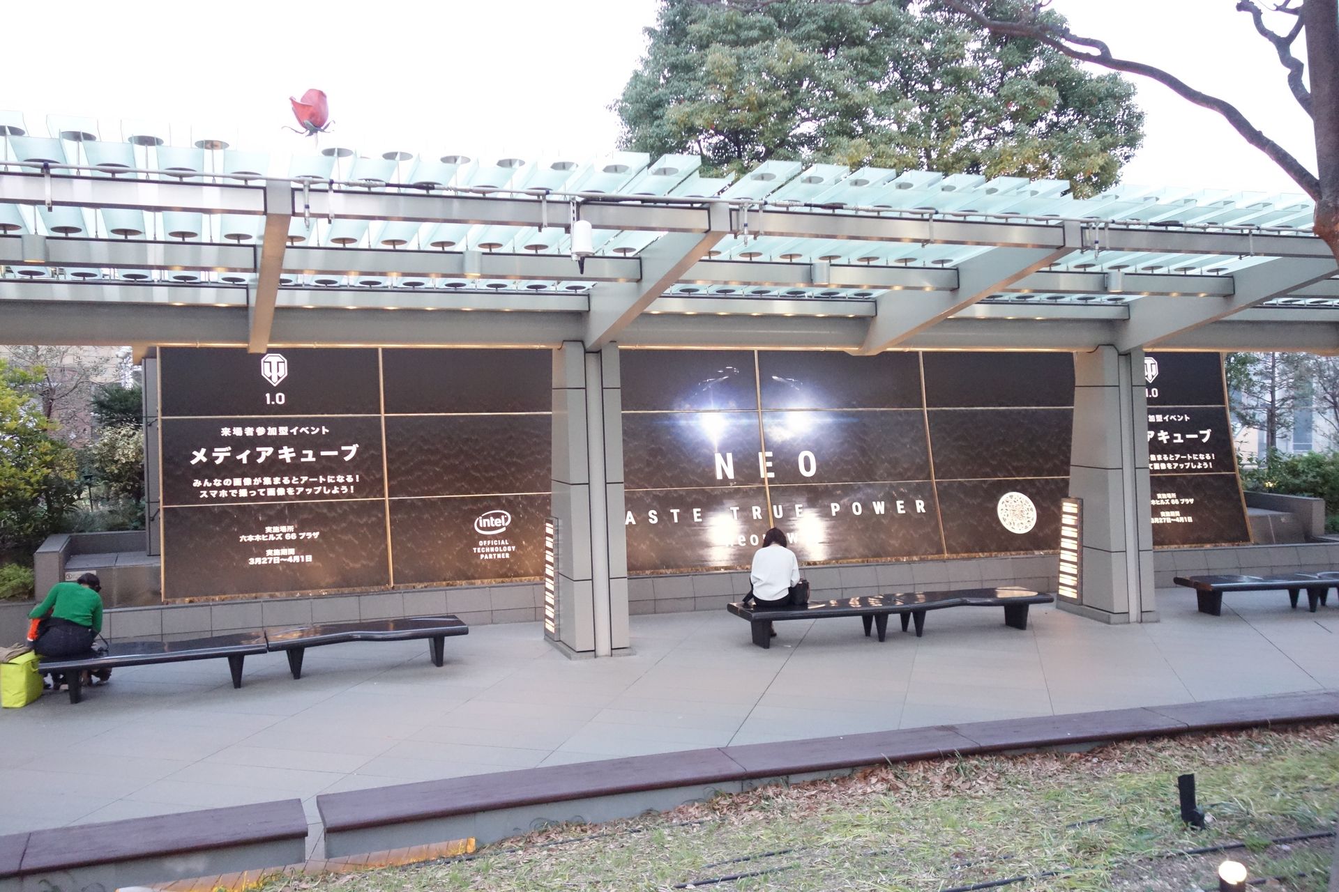 六本木ヒルズのロビー手前の広場「66プラザ」では。「World of Tanks 1.0」の大型プロモーションが3月27日から展開されている