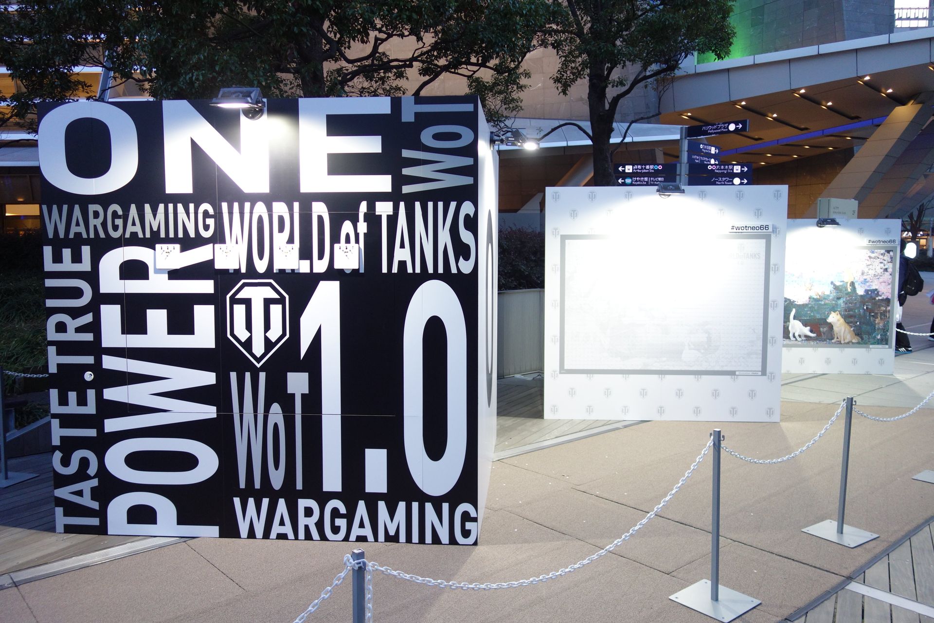 六本木ヒルズのロビー手前の広場「66プラザ」では。「World of Tanks 1.0」の大型プロモーションが3月27日から展開されている