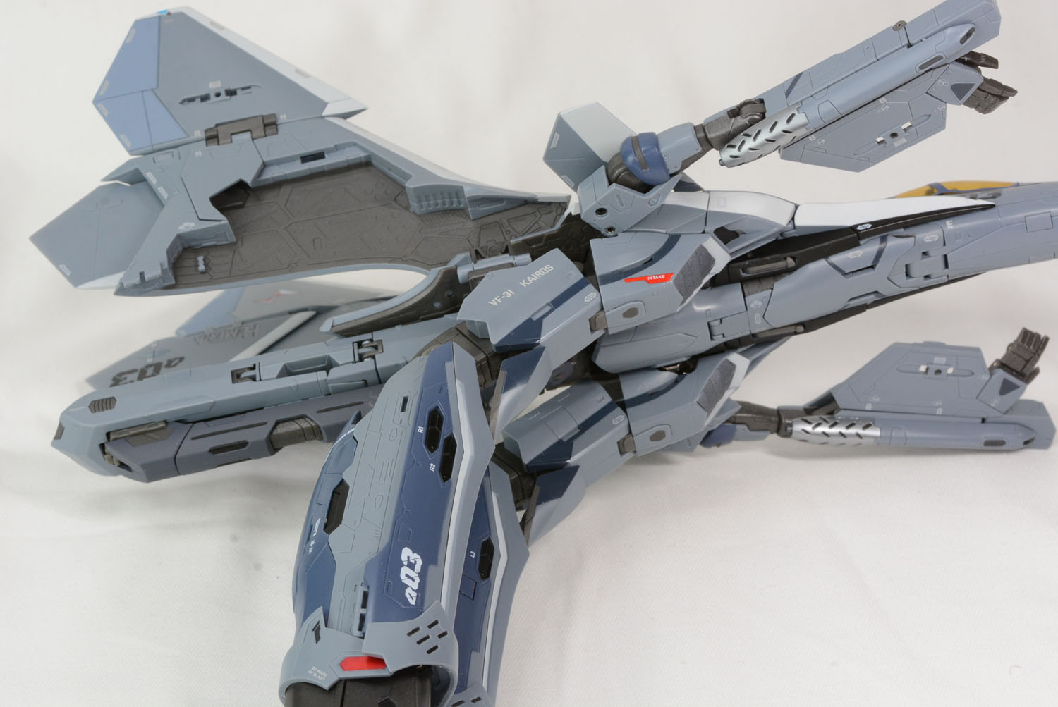 足の展開。大型のパーツを動かす感触が楽しい