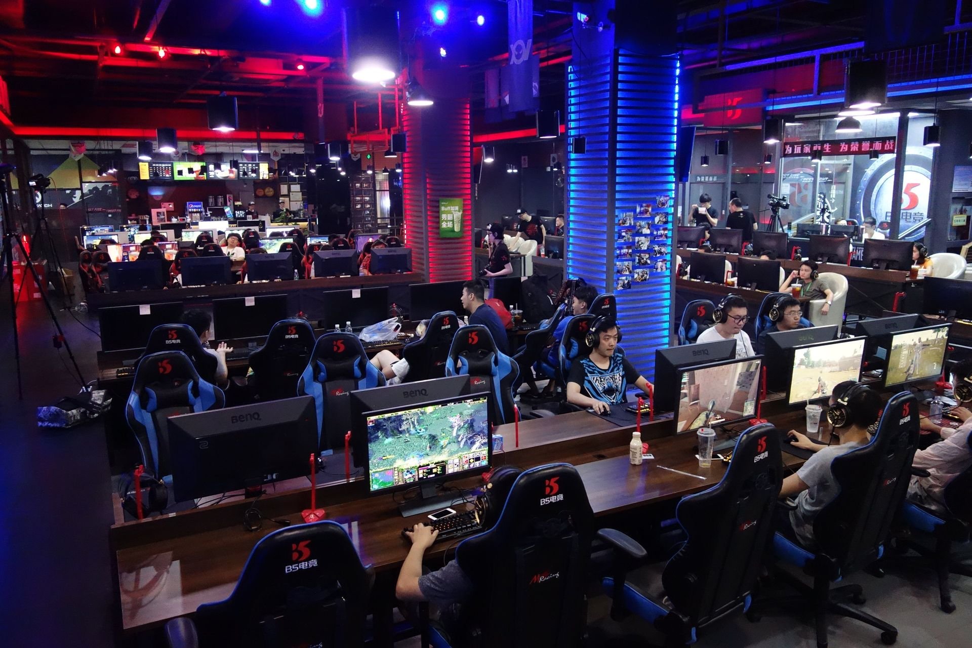 2017年7月に取材で訪れた中国上海にあるB5 Gaming Cafe（<a href="https://game.watch.impress.co.jp/docs/news/1073539.html" class="n" target="_blank">参考記事</a>）。BenQ Chinaが運営しており、最新のZOWIEモニターでeスポーツやeスポーツイベントが楽しめる