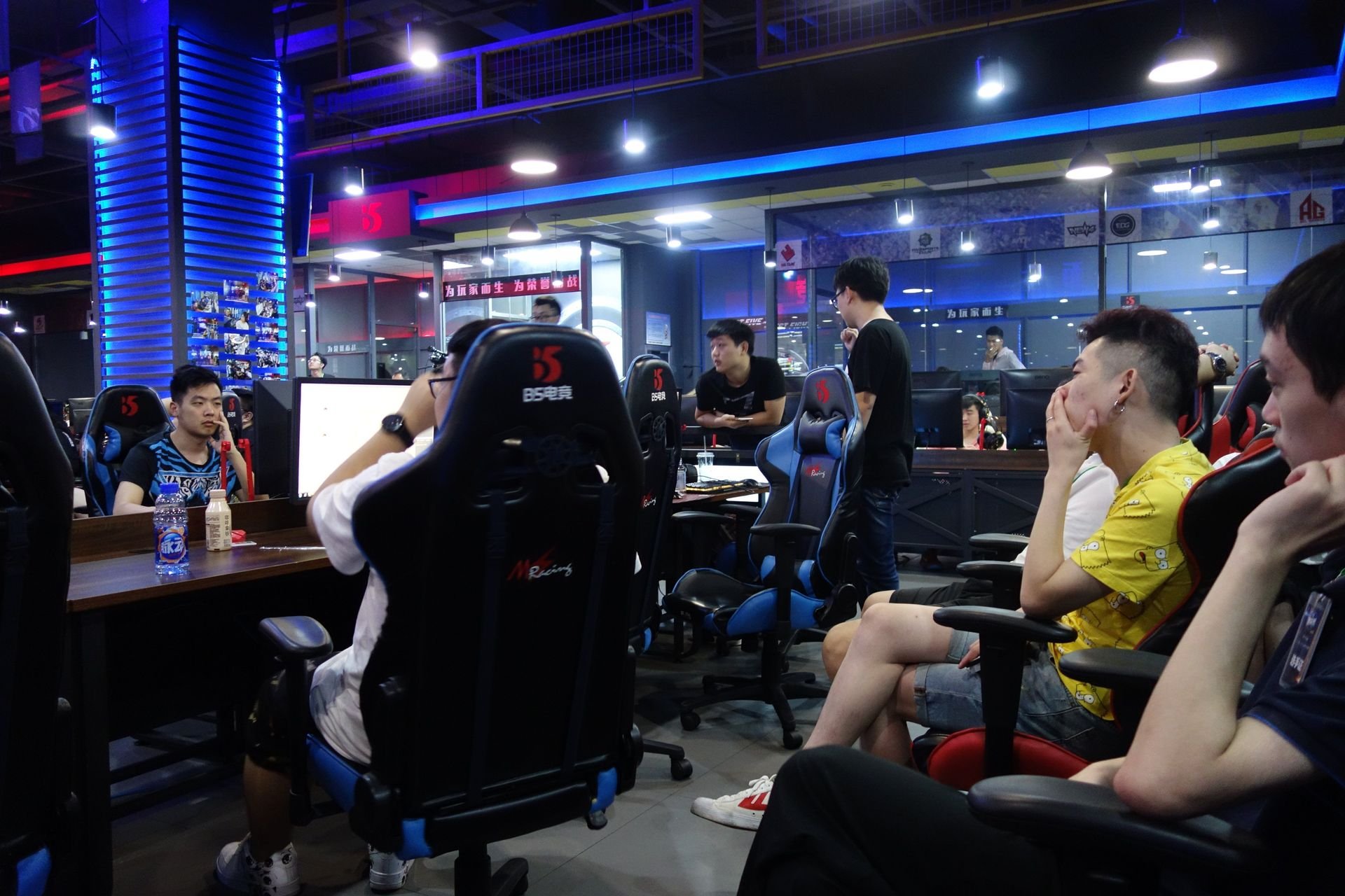 2017年7月に取材で訪れた中国上海にあるB5 Gaming Cafe（<a href="https://game.watch.impress.co.jp/docs/news/1073539.html" class="n" target="_blank">参考記事</a>）。BenQ Chinaが運営しており、最新のZOWIEモニターでeスポーツやeスポーツイベントが楽しめる