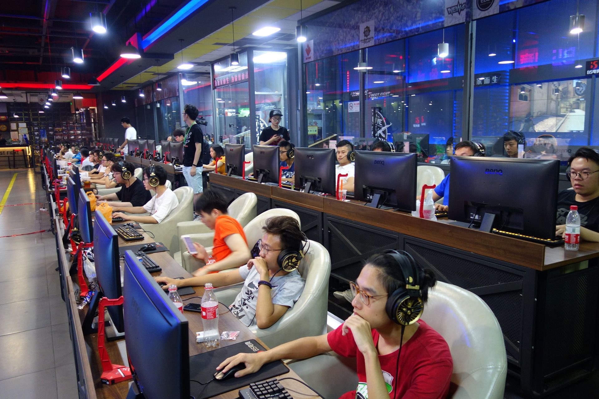 2017年7月に取材で訪れた中国上海にあるB5 Gaming Cafe（<a href="https://game.watch.impress.co.jp/docs/news/1073539.html" class="n" target="_blank">参考記事</a>）。BenQ Chinaが運営しており、最新のZOWIEモニターでeスポーツやeスポーツイベントが楽しめる