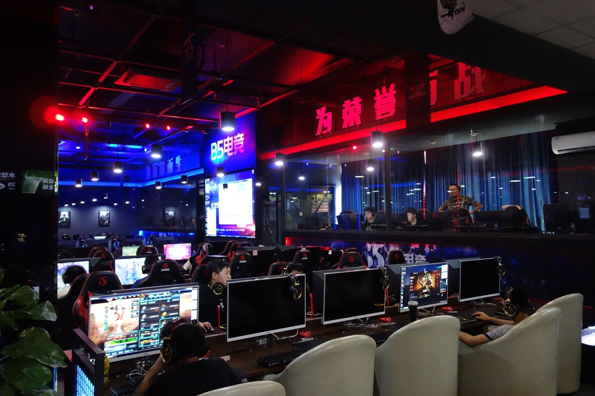 2017年7月に取材で訪れた中国上海にあるB5 Gaming Cafe（<a href="https://game.watch.impress.co.jp/docs/news/1073539.html" class="n" target="_blank">参考記事</a>）。BenQ Chinaが運営しており、最新のZOWIEモニターでeスポーツやeスポーツイベントが楽しめる