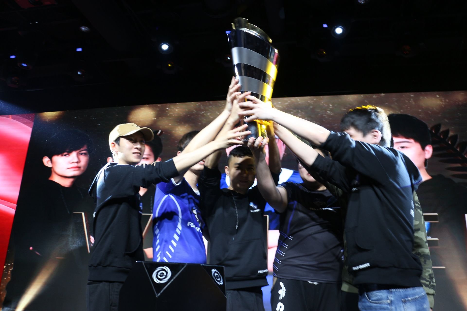 2017年10月に中国上海で開かれた「ZOWIE eXTREMESLAND CS:GO ASIA OPEN 2017」。GAME Watchでは、日本代表として出場したSCARZ Absoluteの奮闘を4日間に渡って密着レポートした（関連記事<a href="https://game.watch.impress.co.jp/docs/news/1086786.html" class="n" target="_blank">その1</a>、<a href="https://game.watch.impress.co.jp/docs/interview/1087352.html" class="n" target="_blank">その2</a>、<a href="https://game.watch.impress.co.jp/docs/interview/1087451.html" class="n" target="_blank">その3</a>、<a href="https://game.watch.impress.co.jp/docs/news/1087854.html" class="n" target="_blank">その4</a>）