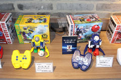 中古美品 サッカーボーグ4台 4人対戦 オムニロボット 日本代表 ドリブルからの2種類のシュート! タカラトミー「サッカーボーグ