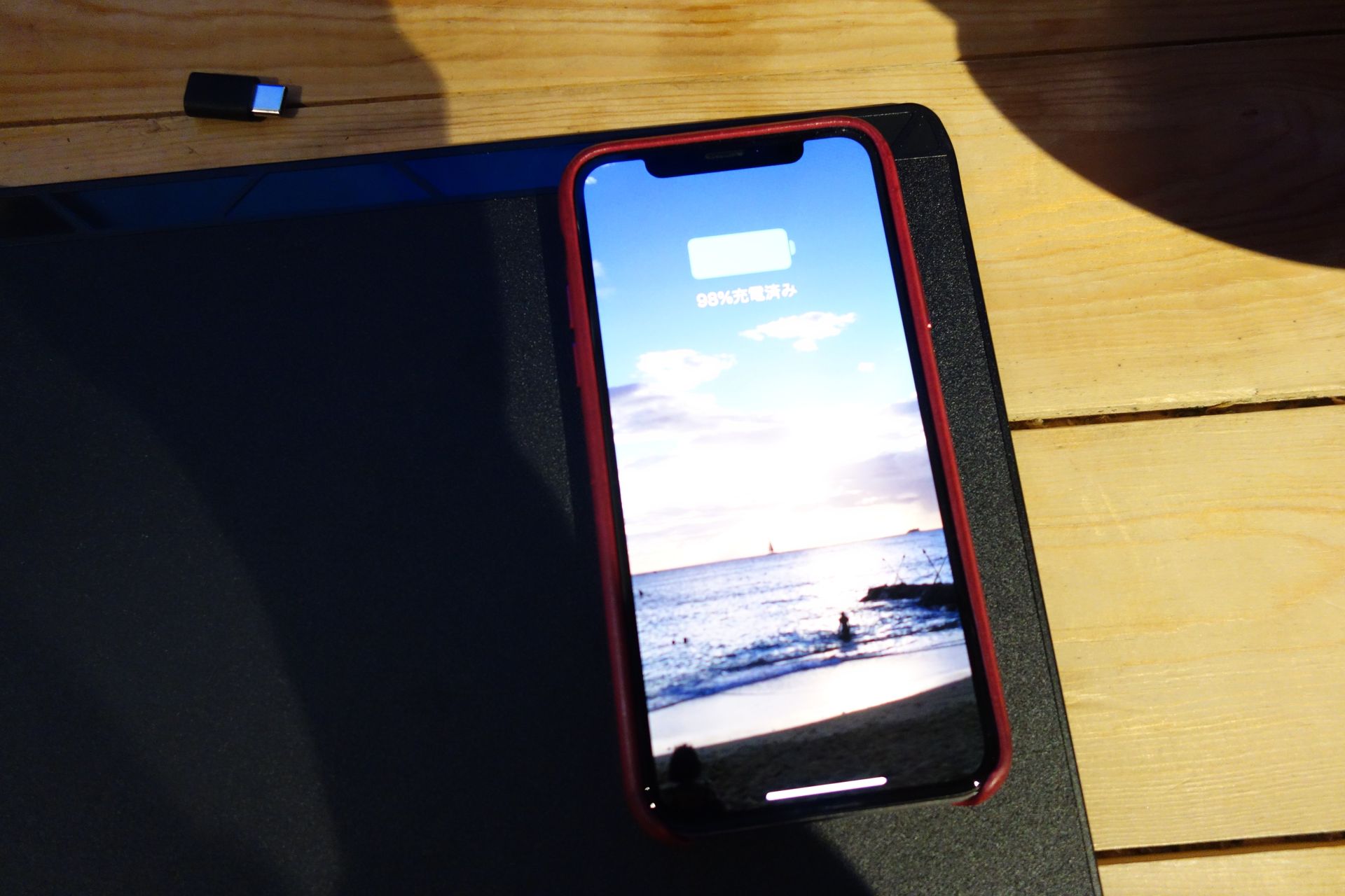 Qi規格に対応したデバイスを置くと充電がスタートする