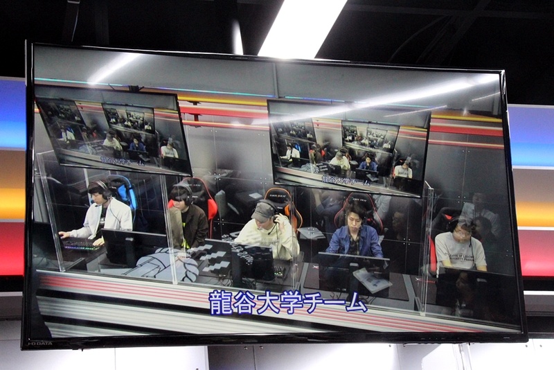 ガラスで仕切られた選手席。観客席から選手たちの表情や、手元の様子を伺うこともできるような距離感だ