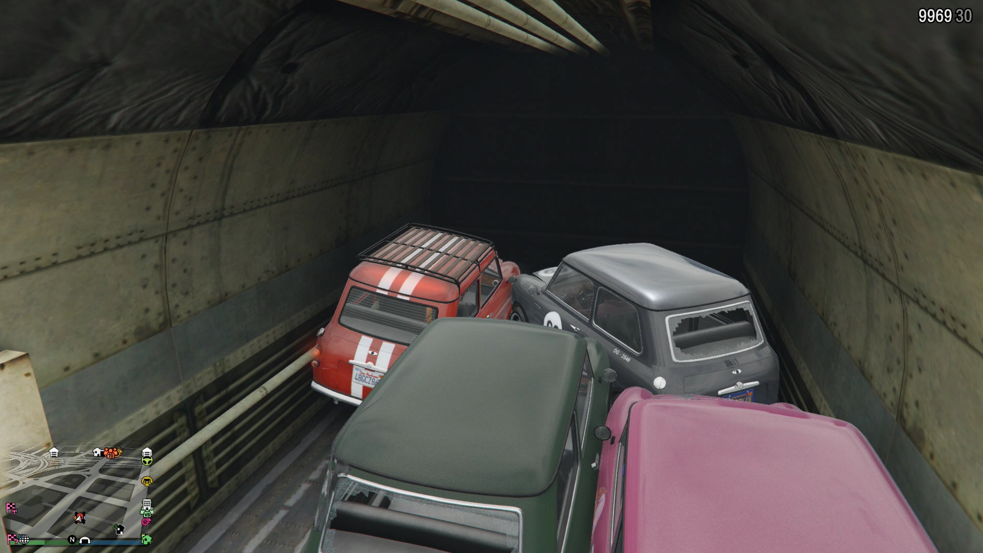 ボンブーシュカに車両を収納し、離陸するとこの有様。機内はかなり激しく揺れ、車両が前へ後ろへと引っ掻き回される