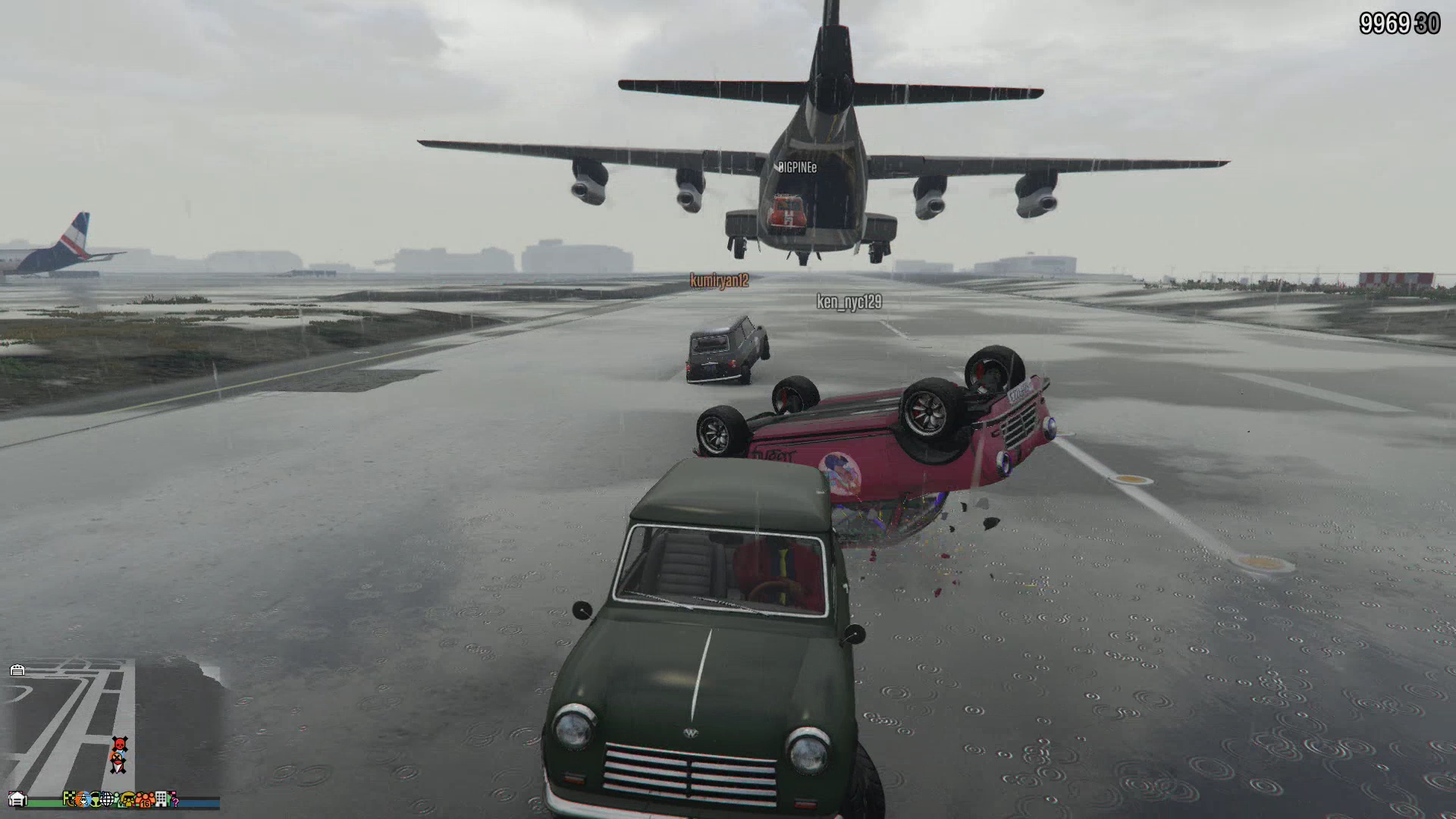 格納庫の扉は飛行中でも開閉可能。そこで着陸直前に開けてもらって空中でボンブーシュカから脱出してみた。着地がうまく決まるとカッコいい