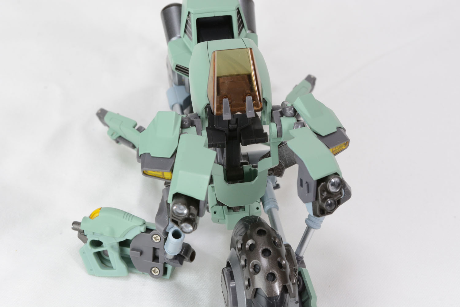 4つのアームを外し、カウルを変形させる