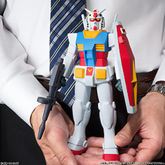 ガンダム」と「量産型ザク」の大型ソフビが登場！「指揮官用ザク