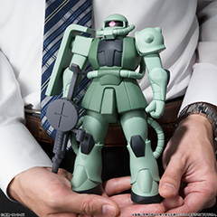 ガンダム」と「量産型ザク」の大型ソフビが登場！「指揮官用ザク