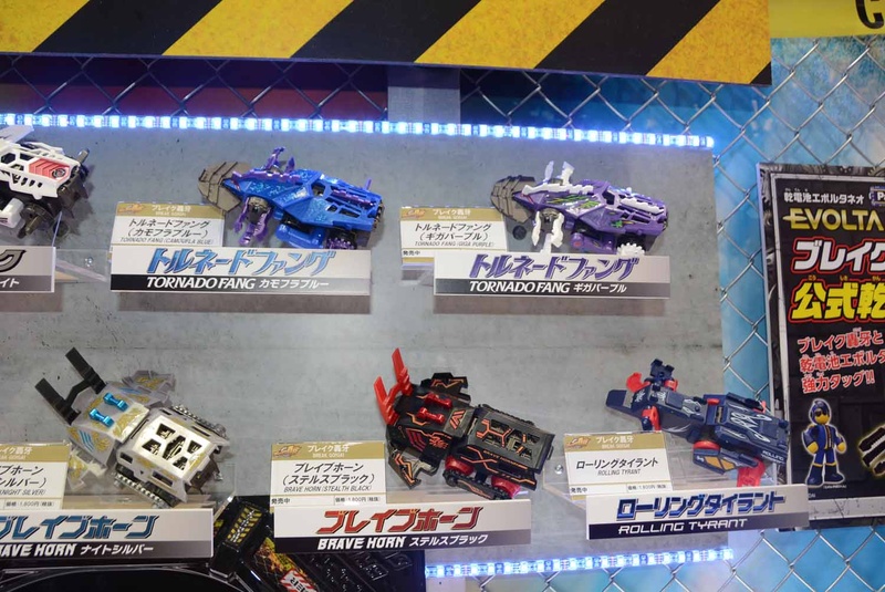 頭や車輪に色々なパーツをつけ、コロシアムで戦う「ブレイク轟牙」。2月から各1,800円(税別)で展開中