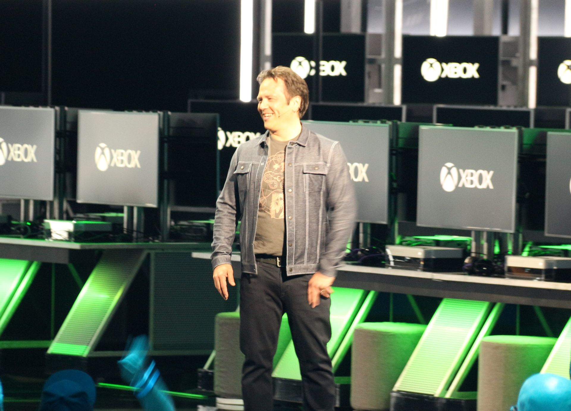 拍手喝采を受けるHead of Xbox Phil Spencer氏