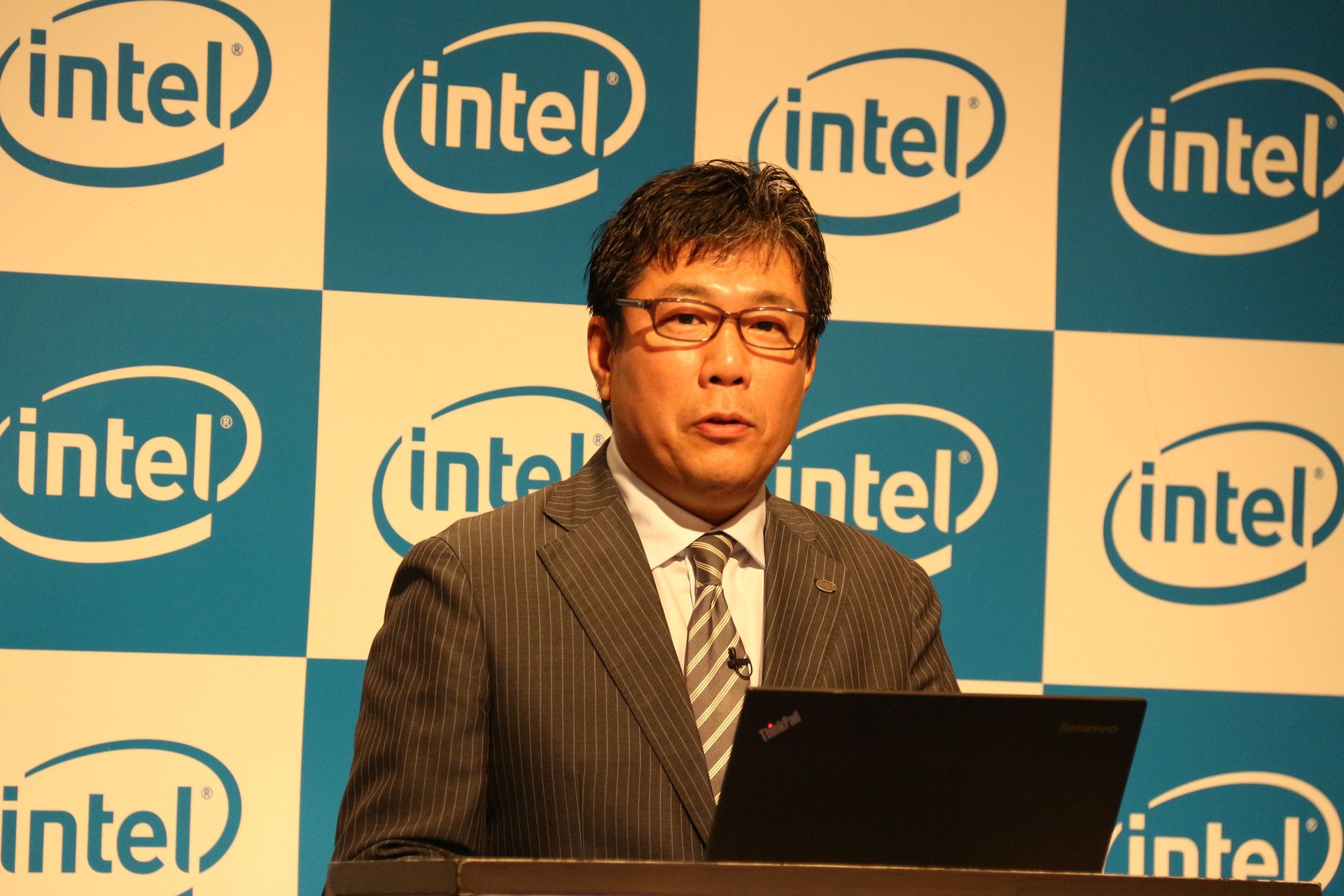 インテル執行役員マーケティング本部 本部長の山本専氏（左）、インテル執行役員常務 技術本部 本部長の土岐英秋氏（右）