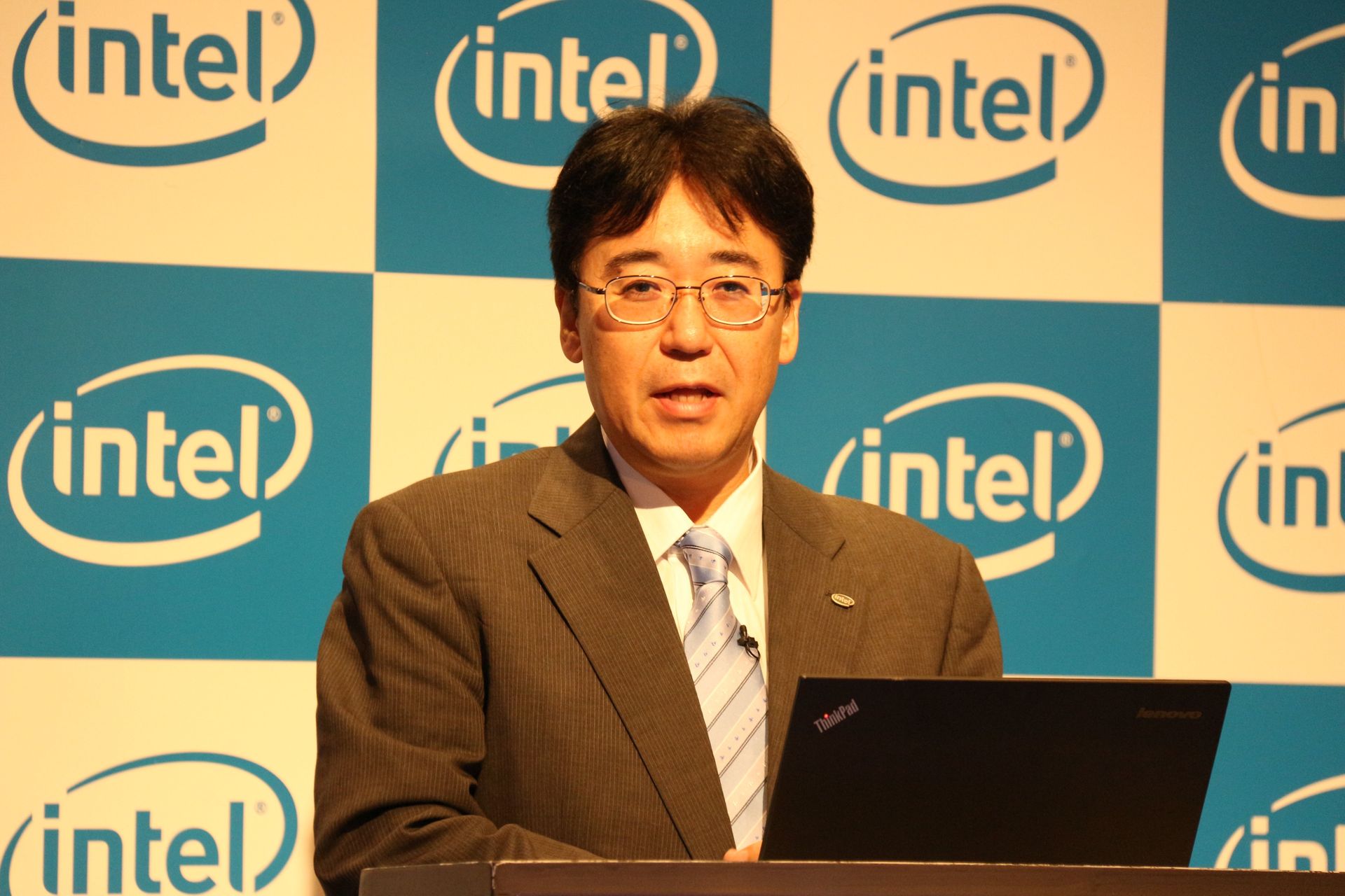 インテル執行役員マーケティング本部 本部長の山本専氏（左）、インテル執行役員常務 技術本部 本部長の土岐英秋氏（右）
