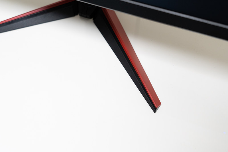 スタンドは細め。モニターの角度はチルト（上下）方向に-5～20度の範囲で調整可能だ。