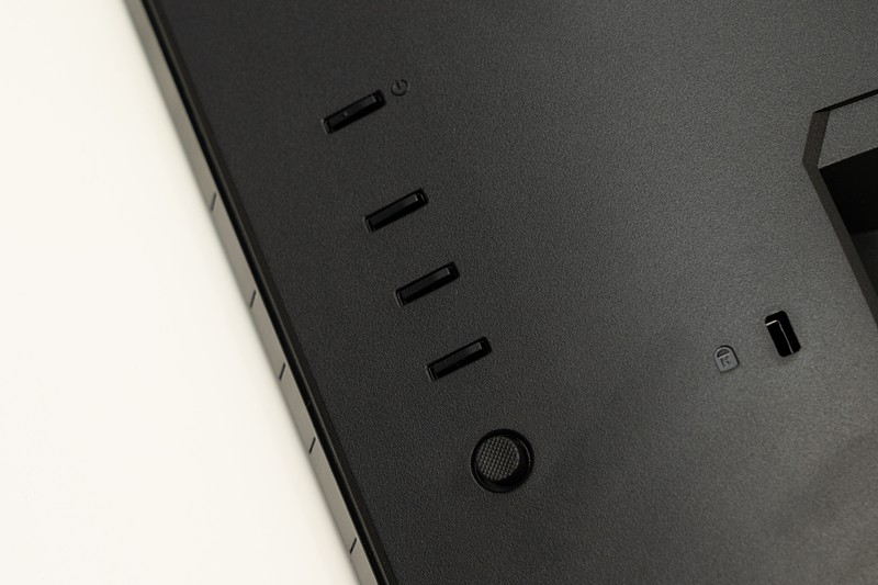 背面ボタンは1つだけジョイスティックのような上下左右方向の操作が可能