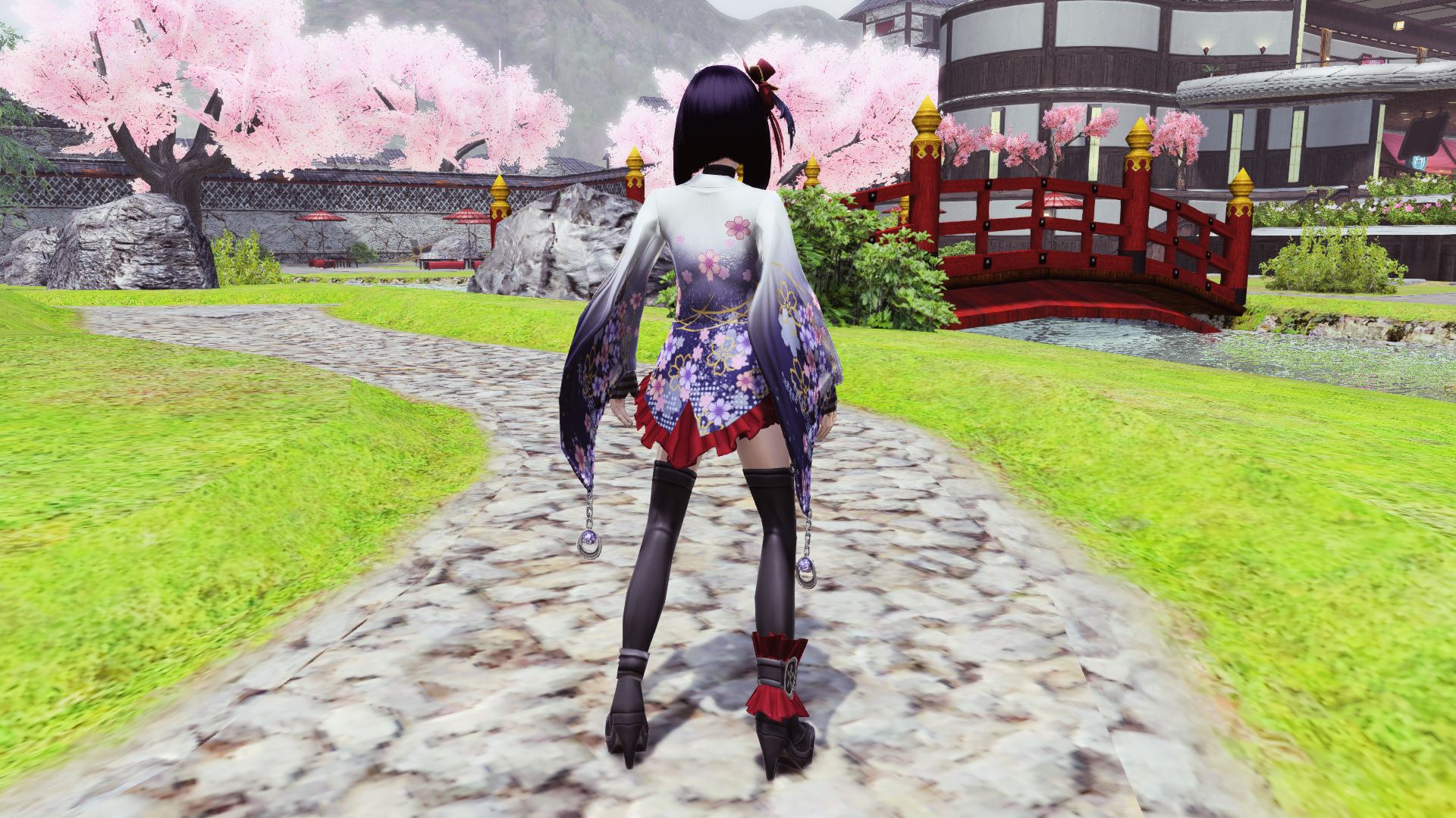 伝統とロックを混ぜた華やかな衣装。裾が翻るたびに、美しいトンボ玉が揺れる。その姿はとても艶やか