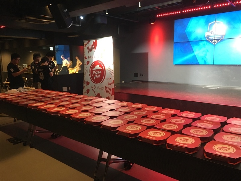 並んだ100枚のピザ。壮観だ