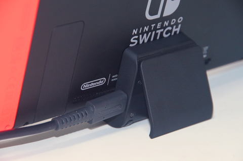 Nintendo Switch携帯モードに十字ボタンを！ HORI「十字コン（L）」や