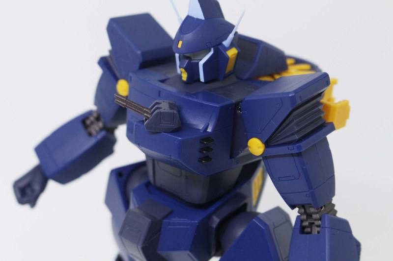 胸部に取り付けた機銃は上下に可動する。その横には乗降用のステップがある