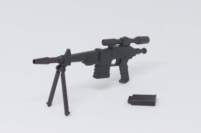 武器のライフルはバイポッドが可動し、マガジンの着脱が可能
