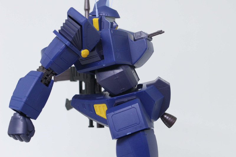 腹部の上下にも関節があり、上半身を前後左右に動かせる