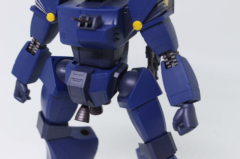 股間はボール状の関節で自在に可動。ボールを覆った装甲は単独で動かせる