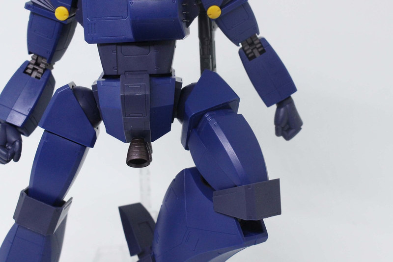 ヒザを曲げると、太もものアーマーがスライドする独自の機構がある