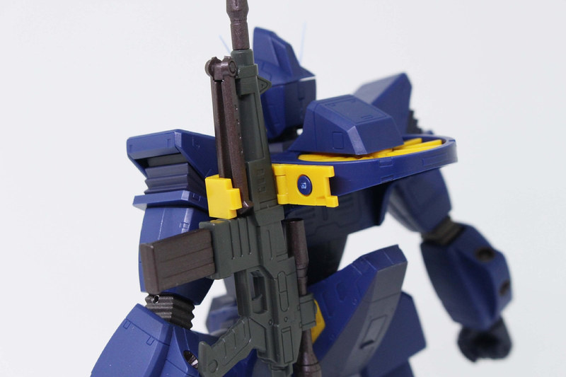 ライフルはマウントを開いて、バイポッドの突起を凹部にはめてマウントを閉じると固定される