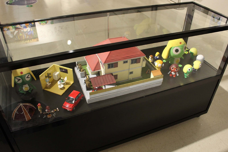会場の中央にはケロログッズやフィギュアなどを展示するケースを設置