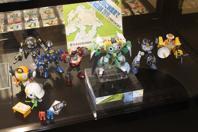 会場の中央にはケロログッズやフィギュアなどを展示するケースを設置