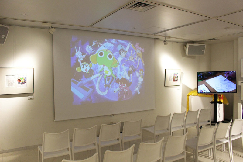 会場奥は、アニメのオープニングやエンディングが流れるシアターがある