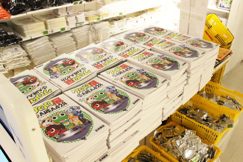 グッズ販売コーナーでは、公式図録や複製原画など、限定グッズも発売中