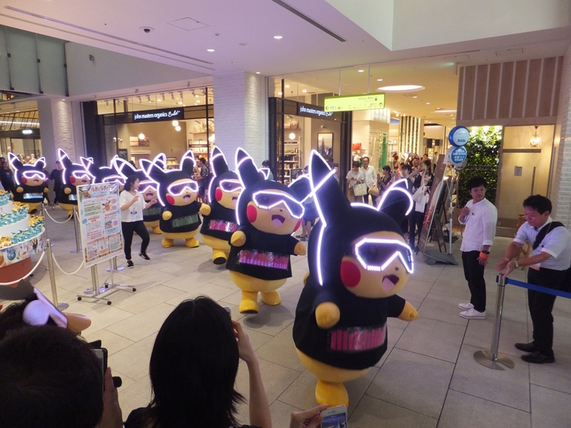 夜バージョンはMARK IS みなとみらいが出発地点となる。意外な衣装で観客を盛り上げるピカチュウたちは、やっぱりかわいい。アフロヘアーのピカチュウを中心に、おしりをプリプリさせるダンスがとても良かった