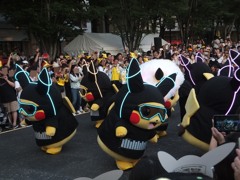 夜バージョンはMARK IS みなとみらいが出発地点となる。意外な衣装で観客を盛り上げるピカチュウたちは、やっぱりかわいい。アフロヘアーのピカチュウを中心に、おしりをプリプリさせるダンスがとても良かった