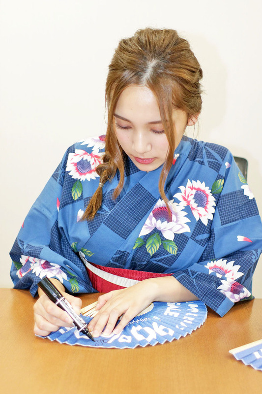 都丸紗也華さんが編集部を訪れ、扇子にサインを入れてくれました！