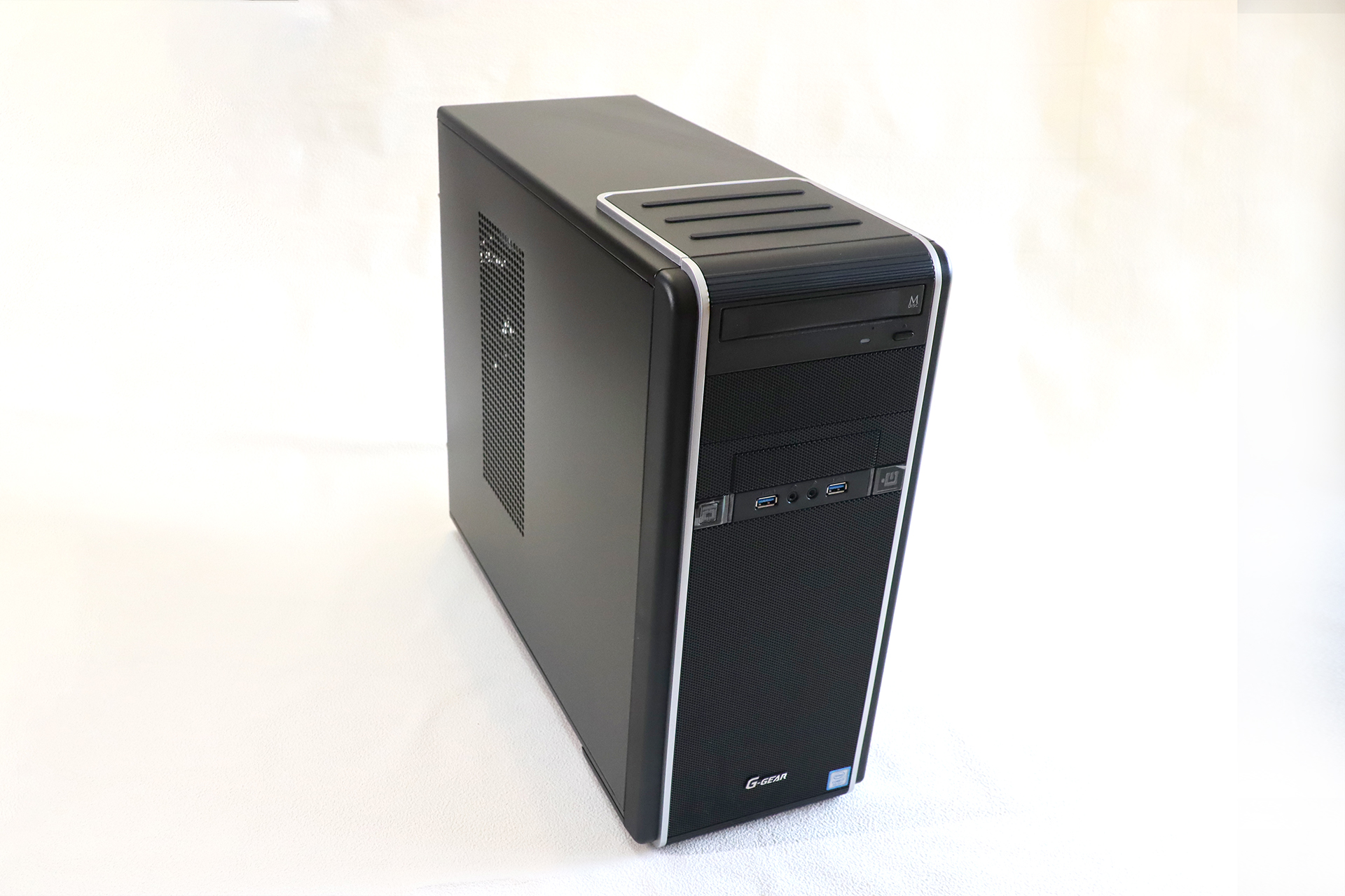 ブラックのミドルタワーケースの前面には、USB3.0ポートが2つ。その間にマイクとヘッドホンの入出力端子が並んでいる