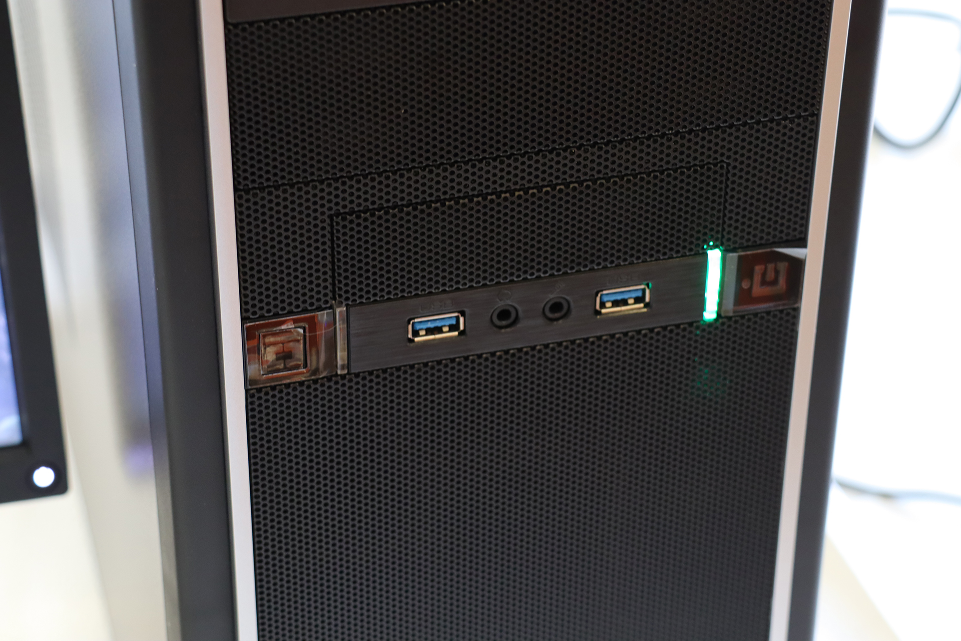 ブラックのミドルタワーケースの前面には、USB3.0ポートが2つ。その間にマイクとヘッドホンの入出力端子が並んでいる