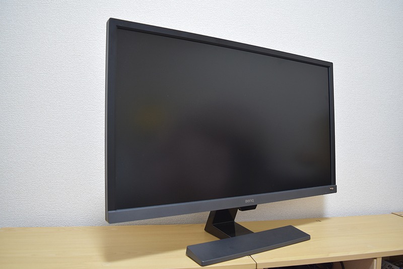 27.9インチという圧倒的存在感。映し出される映像の迫力も大きい