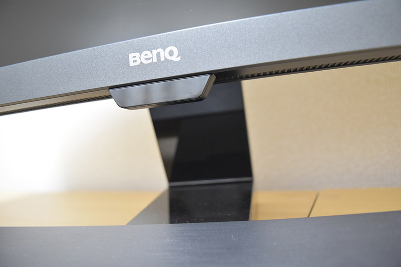 モニターの中央下部に明るさを感知するセンサーが取り付けられている