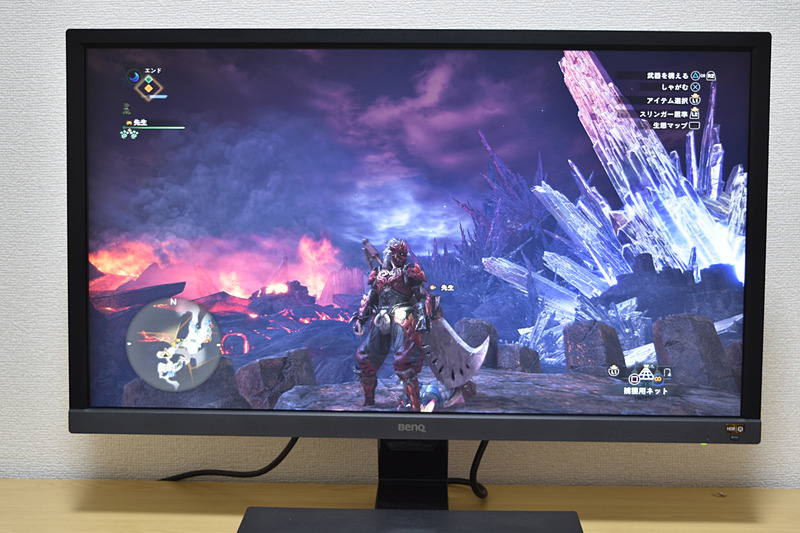 上から順に照明を暗くしている。周りの明るさに合わせて、画面の明るさが調整されているのがハッキリと分かる。画面の明るさは変わっても映像はとてもクリア