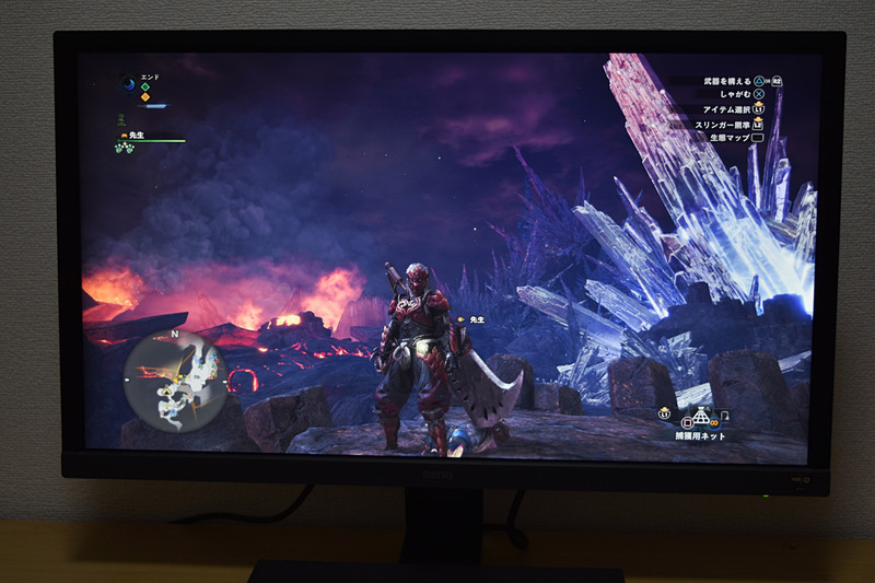 上から順に照明を暗くしている。周りの明るさに合わせて、画面の明るさが調整されているのがハッキリと分かる。画面の明るさは変わっても映像はとてもクリア