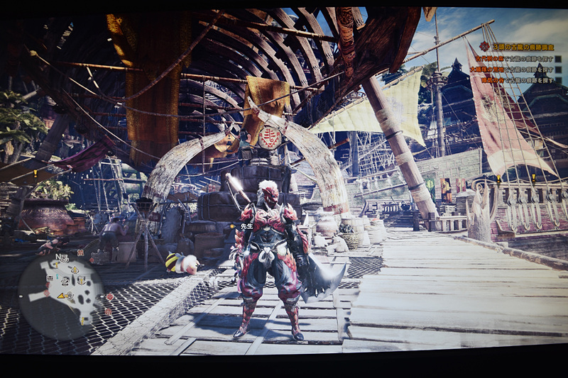 上の画面がHDRのみの映像で、下がHDRとB.I＋を併用したもの。B.I＋をONにしている方が落ち着いた色合いの映像になっている