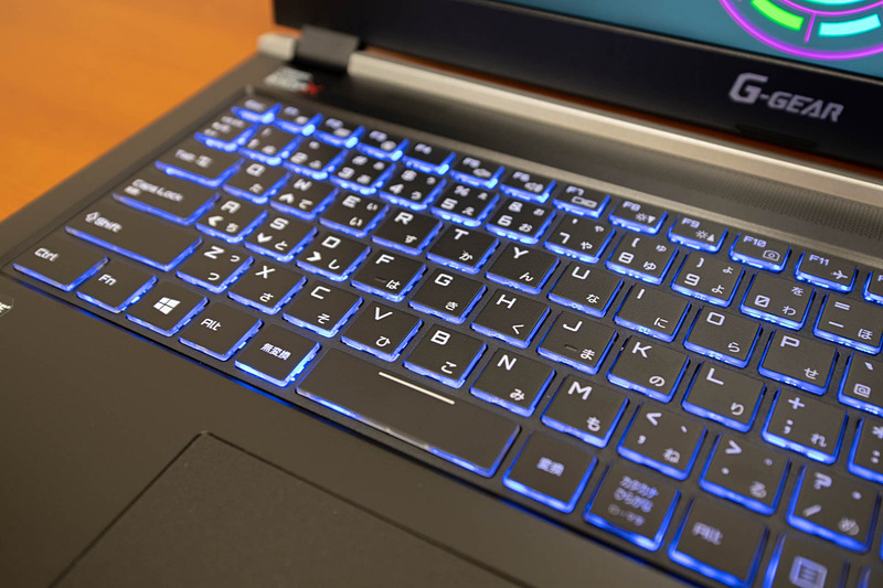 ゲーミング仕様らしくRGB LEDが優しく光る。強く自己主張していないため、万人受けする光量だろう