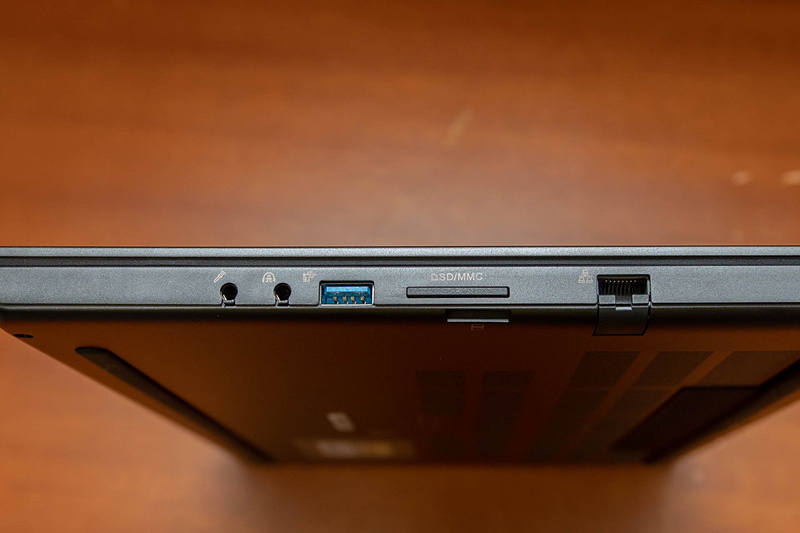 右側面はギガビットイーサ、SD/MMCカードリーダー、USB 3.0、マイク、ヘッドフォン端子が並ぶ