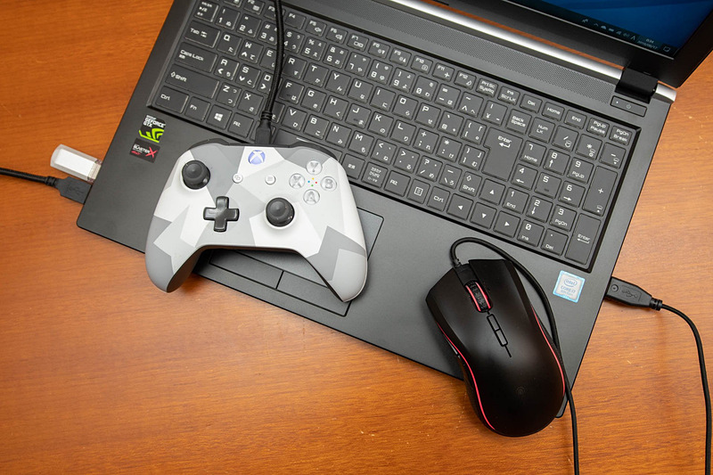 マウスにコントローラにUSBメモリにと好みのデバイスをふんだんにつなぐことができる